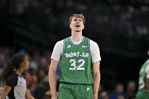 杀伤力十足！弗拉格上半场11中7&罚球6中6 砍下20分2抢断 配图