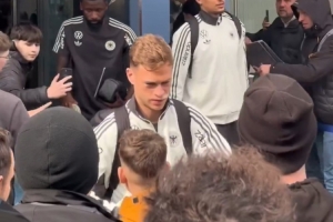 记者：基米希被肘击后带伤给球迷签名，上唇贴着一块厚厚的创可贴 配图