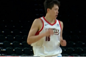 这球帅呀！杨瀚森三分大空位不投 突破换手后左手拉杆潇洒挑篮 配图