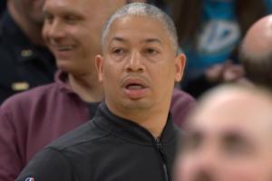 逃过一劫！大洛致命犯规 场边泰伦·卢直接看呆 眼珠左右飘忽转动 配图