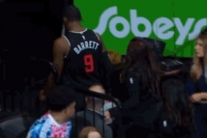 受伤了！巴雷特与锡安争抢篮板受伤 返回更衣室 配图