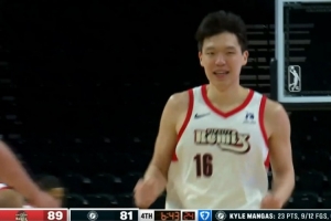 探囊取物！杨瀚森顺下接球面对空篮单手暴扣 回防时喜笑颜开 配图