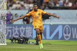 邓弗里斯:库普梅纳斯喜欢内切,这让我在边路获得更多空间 配图