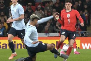 友谊赛暴铲福登！阿劳霍社媒被冲：搞毛？世界杯前想毁了福登吗？ 配图