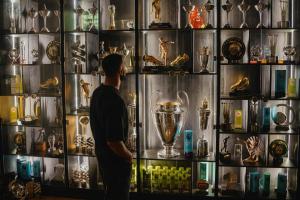 赢家!萨拉赫社媒晒与奖杯柜合影,9年红军生涯夺9冠+4次英超金靴 配图