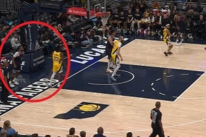 太危险了！加兰突破落地踩到场边摄影师有点崴脚 返回更衣室 配图