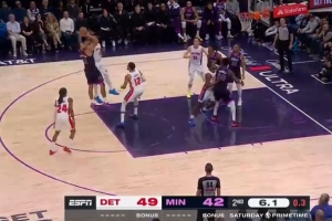 还得靠大锤硬解！李凯尔接锅球强突 转身顺势后仰压哨中投！ 配图