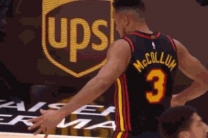 舞起来了！麦科勒姆迎着防守打进半场压哨跳投 跳舞庆祝 配图