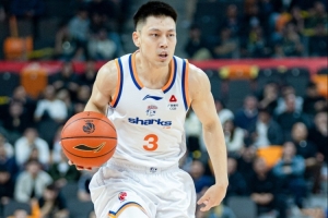 记者：现在的上海男篮真的很强 袁堂文的韧带还没100%恢复好 配图