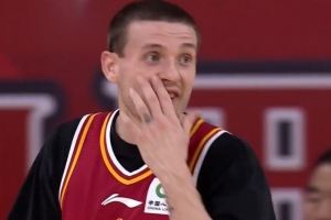 上半场打得很舒服!盖伊半场10中6&三分7中3砍下17分2板4助 配图