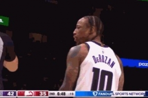 非常不满！德罗赞贴防亚历山大-沃克犯规 朝裁判大喊F词汇吃T 配图