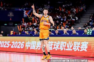 打得还可以！张镇麟13中5拿下15分5板2助3断 关键扣篮助队取胜 配图