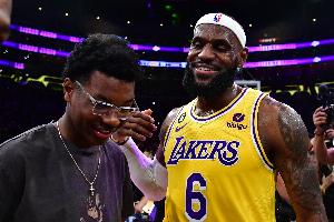 布莱斯就读的亚利桑那大学闯进疯三四强 詹姆斯祝贺:赢啦! 配图