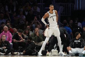 文班：NBA教练组的工作投入程度让我吃惊 无论是强队还是弱队 配图