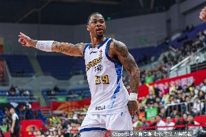 冲击力十足！塔克半场8中7高效砍下22分2板2助1断 正负值+20 配图