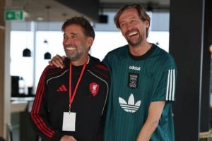 渣叔也有1米9!克洛普与2米01的高佬克劳奇合照,只矮半个头 配图