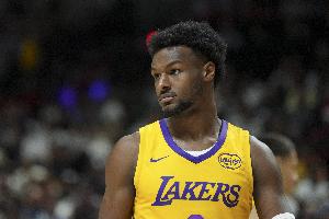 高效砍下26+7+5！詹姆斯发推赞叹布朗尼G联盟表现：他打疯了！ 配图