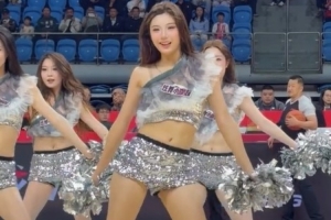 动感十足！！媒体人分享广州男篮主场啦啦队的舞蹈表演视频 配图