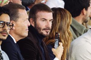 曼晚:贝克汉姆夫妇计划在乡村住宅的池塘安装串灯,遭邻居反对 配图