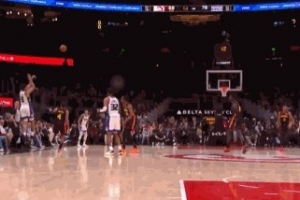 神来之笔！海斯中线附近扭身强投超远压哨三分命中 配图