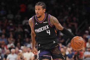 内外开花！杰伦·格林半场15中8砍下20分 三分8中4 配图