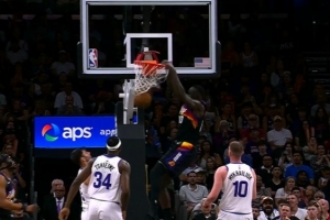 一飞冲天！布克送抛传 马卢阿奇跟进起飞双手空接暴扣 配图