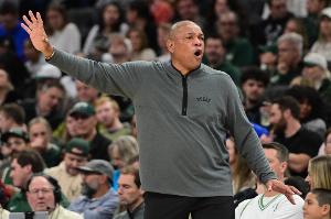 里弗斯：文班亚马能改变对手比赛计划 他的谦逊对联盟是好事 配图