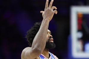 恩比德复出后的两场场均32分6板4.5助1.5帽 投篮55.6% 三分66.7% 配图