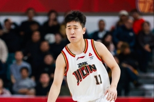 正负值-22!姜伟泽11中6拿到15分 其中下半场11分 配图