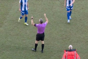 镜报:英乙一场比赛因无人机一度暂停4分钟,裁判让球员离场 配图