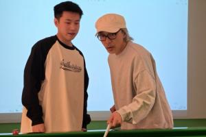 幽默星爷!周星驰晒与赵心童打台球合照,发文自嘲自己天赋太差 配图