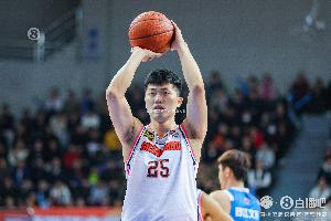 队友真猛!张皓嘉半场2中0没得分拿到3篮板 正负值+32最高 配图