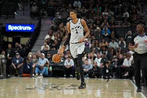 文班:我们当然想要冲击西部榜首 对卡斯尔拿3双不意外 配图