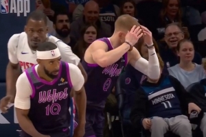 自己抱头懊恼！森林狼快攻3打1 迪文岑佐强上单臂滑翔扣篮扣飞 配图