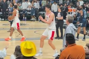 万！吐！斯瑞！佛！杨瀚森再用英文数数怒吼干扰发球 太逗了 配图