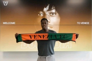 斯基拉:罗马、米兰双雄正在关注22岁威尼斯中场姆比亚 配图