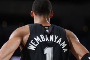 目前29.2分钟！若文班当选MVP 将是NBA史上场均出场时间最少的MVP 配图