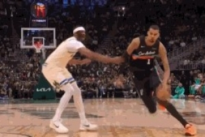 恐怖！文班亚马持球单打 体前变向晃开特纳直杀内线起飞单臂暴扣 配图