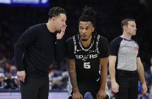 米奇:卡斯尔抢篮板的意识让我印象深刻 他抢到篮板 我们快攻启动 配图