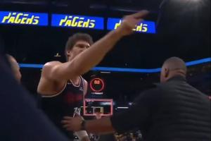 气炸了！大洛赛后手指裁判贴脸发泄不满 表情狰狞情绪激动！ 配图