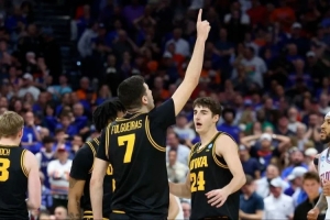 绝杀卫冕冠军后，他单手指天把胜利送给去世的父亲 配图