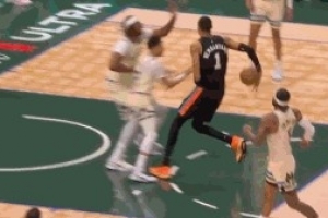 写意！文班亚马持球突破吸引防守 精妙背传助攻卡斯尔扣篮 配图