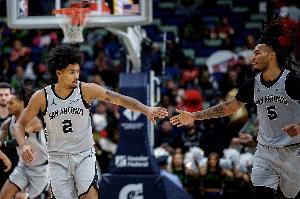 米奇：卡斯尔和哈珀在打磨外线投篮方面的努力值得称赞 配图