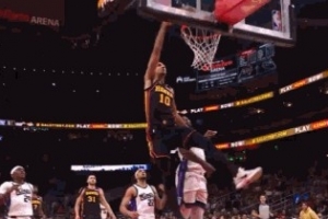 这太尴尬了！里萨谢反击蓄力劈扣直接砸飞出界 自己也摔出界 配图