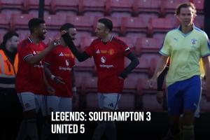 曼联传奇队5-3南安普顿传奇队，萨哈、勒蒂西埃、贝尔巴托夫出场 配图