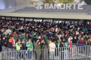 世界杯咋办？墨西哥友谊赛开始15分钟，仍有大量球迷堵在场外等待 配图