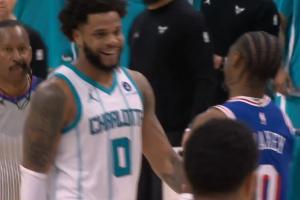 恶心兄弟！小乔拒绝与马克西握手 后者指着他邪魅大笑 乐出牙膛 配图