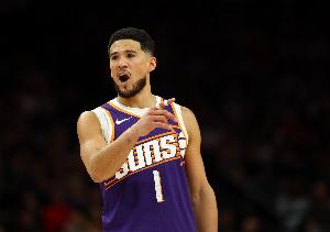 布克：我自己突破多了很多 努力为队友创造好的出手机会 配图