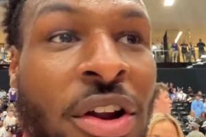 布朗尼赛后自拍庆祝：我们锁定西部第一 闯入G联盟季后赛！ 配图