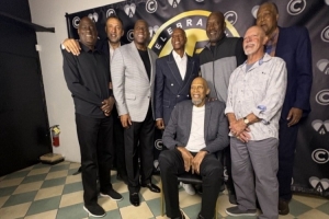 沃西晒为拜伦·斯科特庆生照 魔术师、天钩、迪瓦茨到场 配图